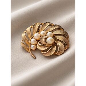 Vintage Lisner Pearl Brooch Gold Tone Floral Mid-Century Cottagecore Classic Pin